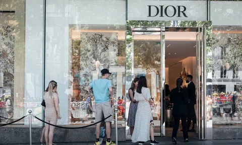 Dior bị doạ tẩy chay sau bê bối sản xuất túi hiệu với giá chỉ 1,4 triệu đồng, vào store gắn tag 70 triệu đồng