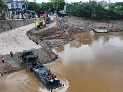 Công binh bắc cầu phao tại khu vực cầu Phong Châu