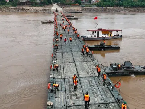 Dừng phà để lắp lại cầu phao Phong Châu